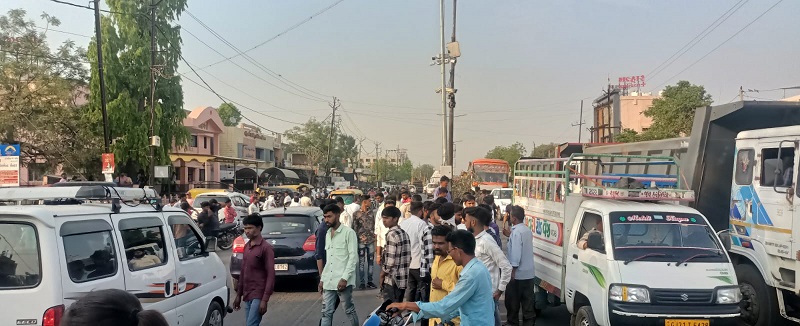 અરવલ્લીઃમોડાસા જતા હાઈવે પર બાયડના સહજાનંદ કોમ્પલેક્ષ આગળ ટ્રકની હડફેટે આધેડ પુરૂષનું ઘટના સ્થળે મોત