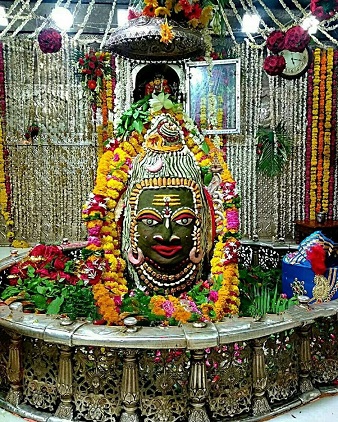 ઉજ્જૈનના મહાકાલેશ્વર મંદિરમાં ભસ્મ આરતી વખતે ગુલાલ ઉડાડતા આગ લાગી