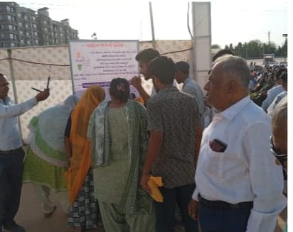 નડિયાદ ખાતે બ્રહ્માકુમારીના કાર્યક્રમમાં મતદાન જાગૃતિ અંતર્ગત સિગ્નેચર મહા અભિયાન યોજાયું