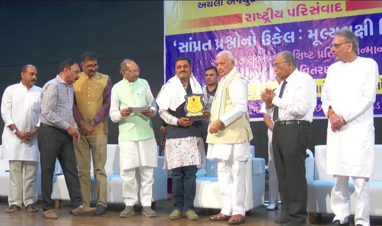 મોડાસા તાલુકાના ડુધરવાડા ગામના વતની અને હાલ કપડવંજ તાલુકામાં શિક્ષક તરીકે ફરજ બજાવતા મિનેષભાઈ પ્રજાપતિ ને કેરલ રાજ્યના મહામહિમ રાજ્યપાલ  દ્વારા અચલા એવોર્ડ એનાયત