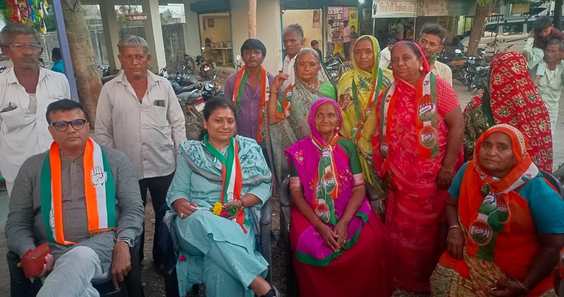 અમરેલી જિલ્લાના કોંગ્રેસના લોકસભાના મહિલા ઉમેદવાર જેનીબેન ઠુંમરનું મહુવા વિસ્તારના નેસવડ ગામે ભવ્ય સ્વાગત કરવામાં આવ્યું