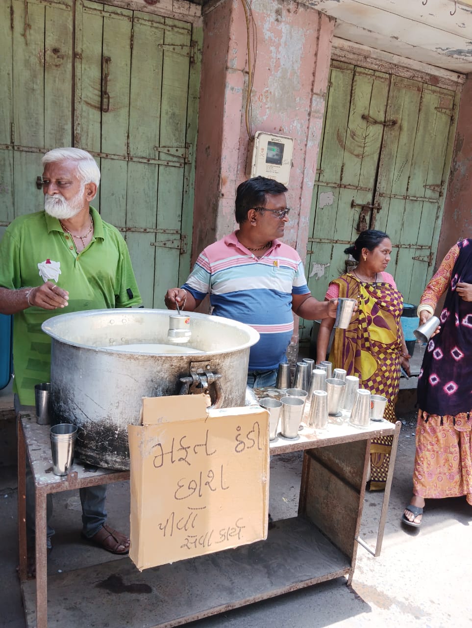 કપડવંજના શેઠવાડા બજાર વેપારી મંડળ દ્વારા કાળઝાળ ગરમીમાં વિના મૂલ્ય છાશનું વિતરણ