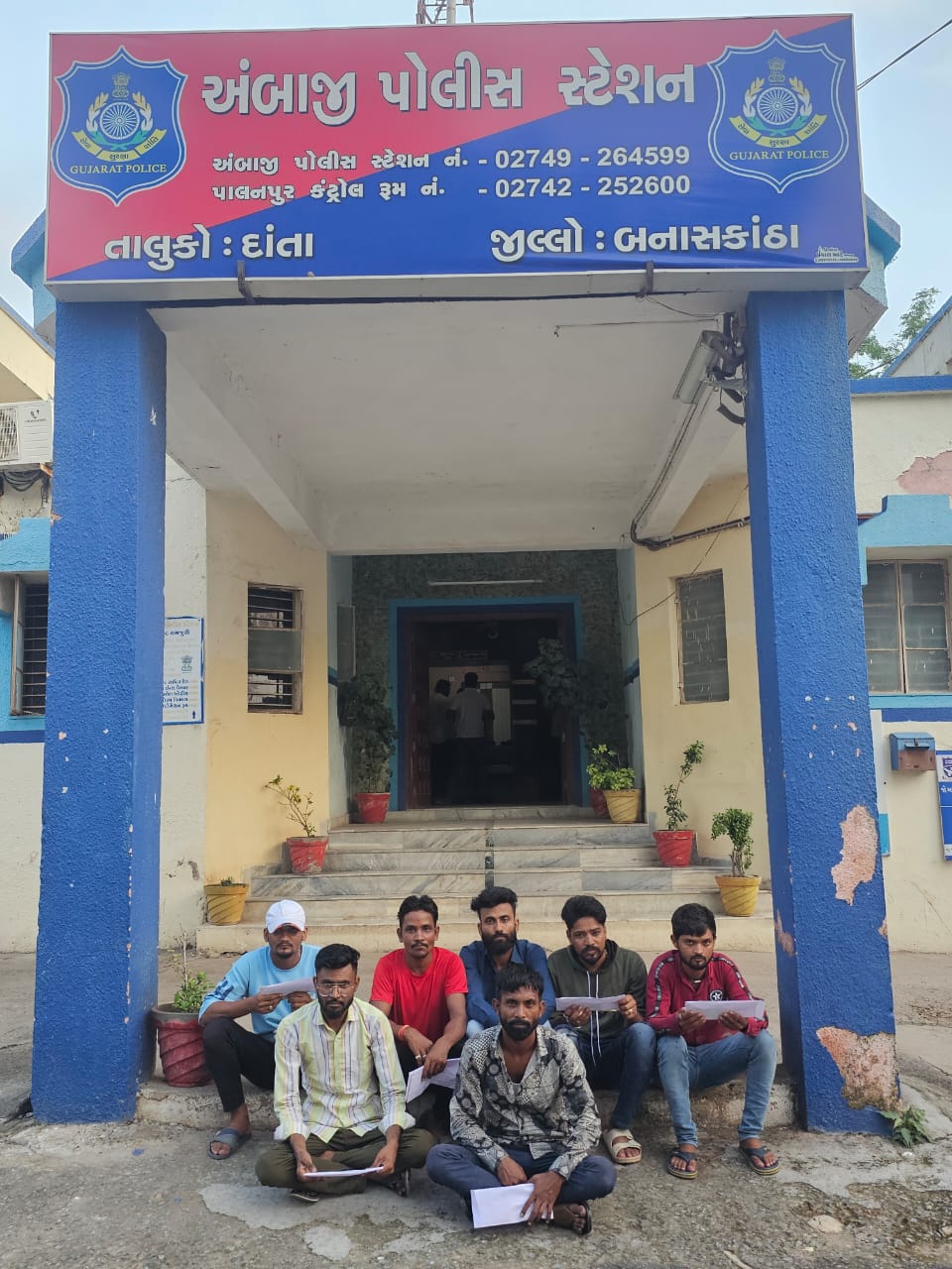 અંબાજી પોલીસ ઊંઘતી રહી અને એલસીબી પોલીસે રેડ કરી અને 7 જુગારીઓ રંગેહાથ ઝડપ્યા