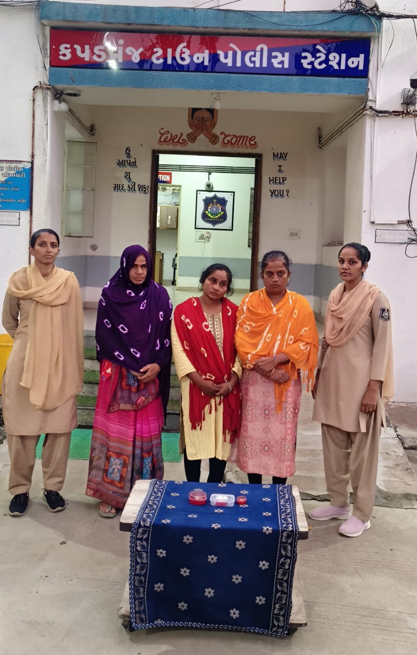 કપડવંજ માં જ્વેલર્સની દુકાનમાંથી નજરચુકવી સોનાના દાગીનાની ચોરી કરતી મહિલા ત્રિપુટીને ઝડપી પાડી