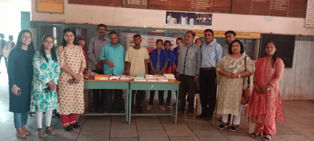 કપડવંજ કોલેજમાં એન.એસ.એસ. યુનિટ દ્વારા દિવ્યાંગોએ બનાવેલ રાખડીઓનું વેચાણ કરાયું