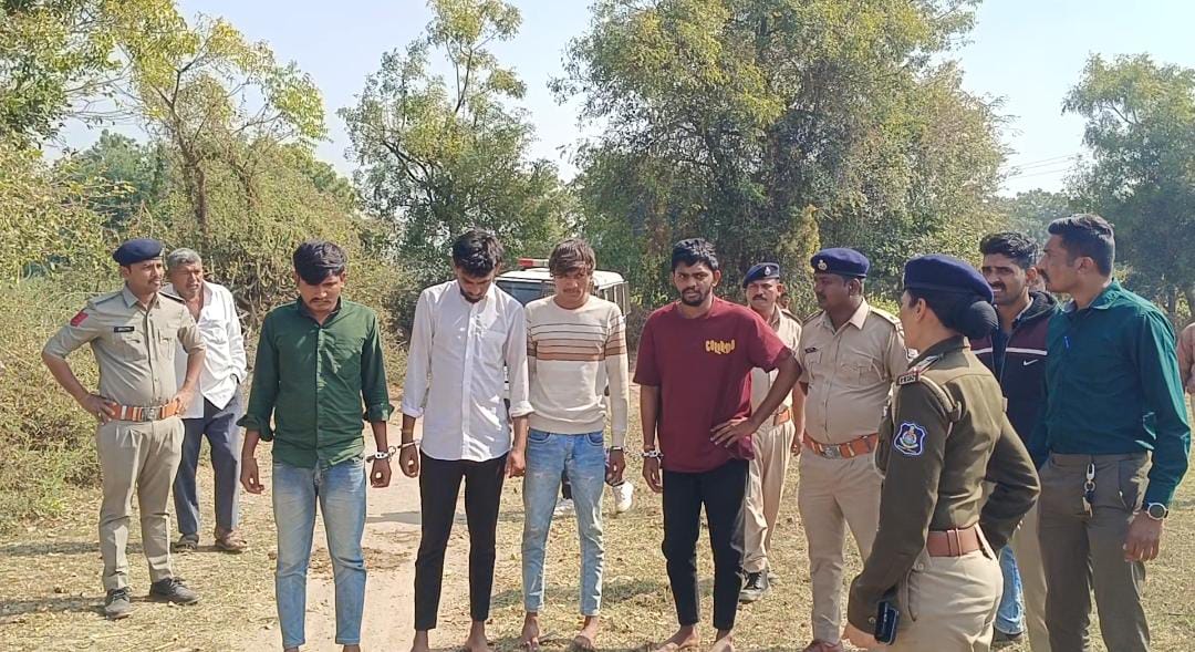 અરવલ્લીના સાઠંબા ગામે&nbsp; ઢોર ચારી રહેલા યુવક પર નશાની હાલતમાં રહેલા ચાર શખ્સોએ હુમલો કરતાં પોલીસે ચારેય આરોપીઓની ધરપકડ કરી સરઘસ કાઢ્યું