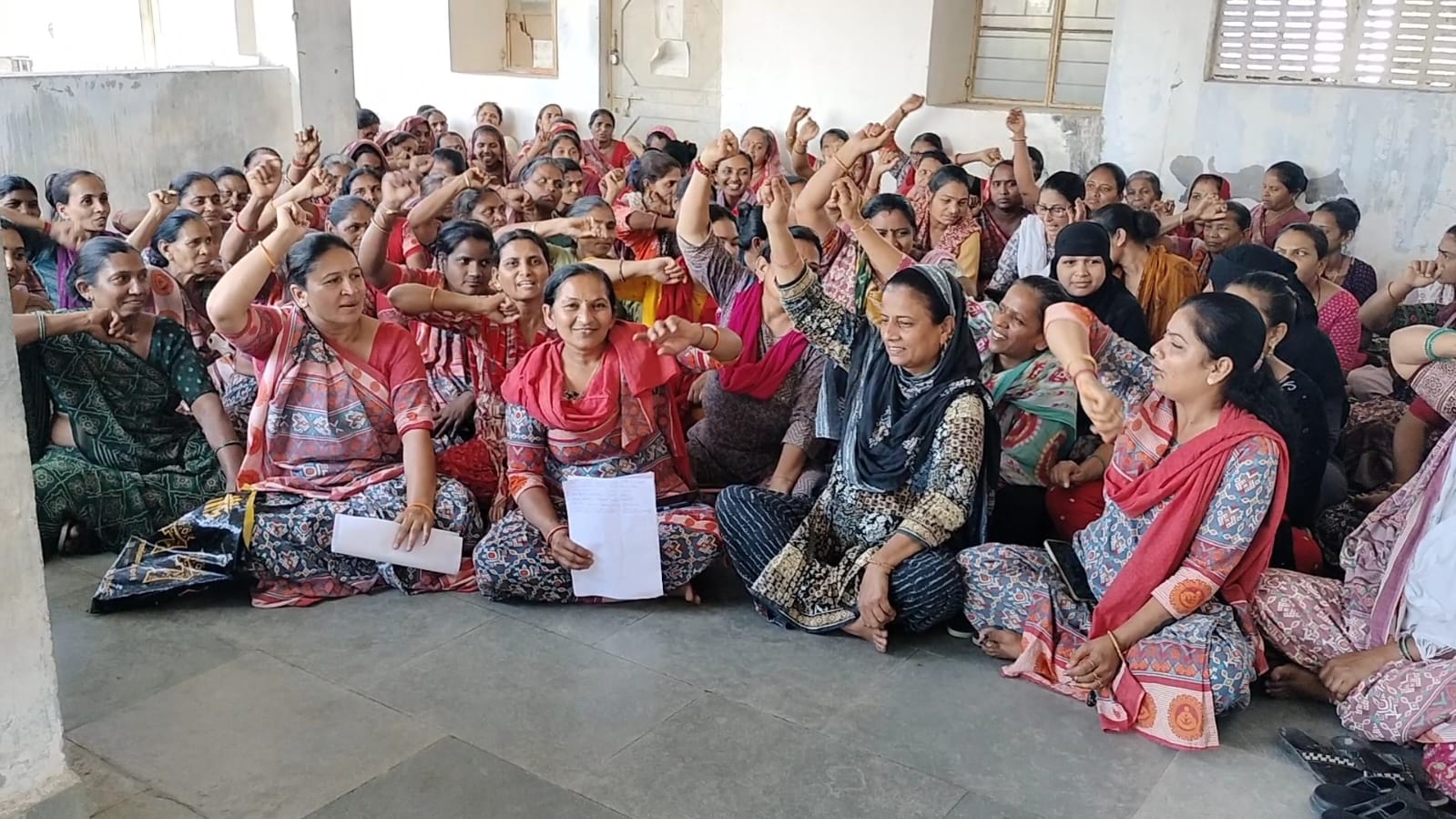 ઓનલાઇન કામગીરીનો બહિષ્કાર : મહુધા તાલુકાની આંગણવાડી બહેનોનો વિરોધ