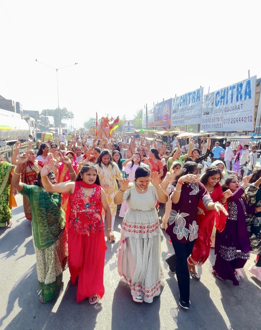 કપડવંજમાં વરાસી નદીના કિનારે પ્રાણ પ્રતિષ્ઠા મહોત્સવમાં ભગવાનની ગજરાજો સાથે સંતો મહંતોની શોભાયાત્રા નીકળી