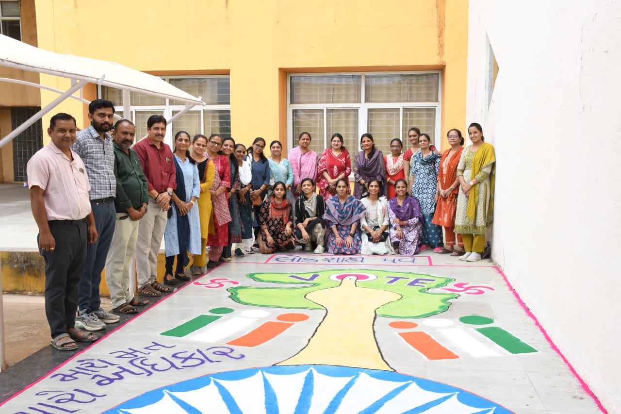 મહીસાગર જિલ્લા કલેક્ટર કચેરી પ્રાંગણમાં ‘મારો મત, મારો અધિકાર’ ની આકર્ષક રંગોળી દ્વારા અપાયો મતદાન જાગૃતિનો સંદેશ