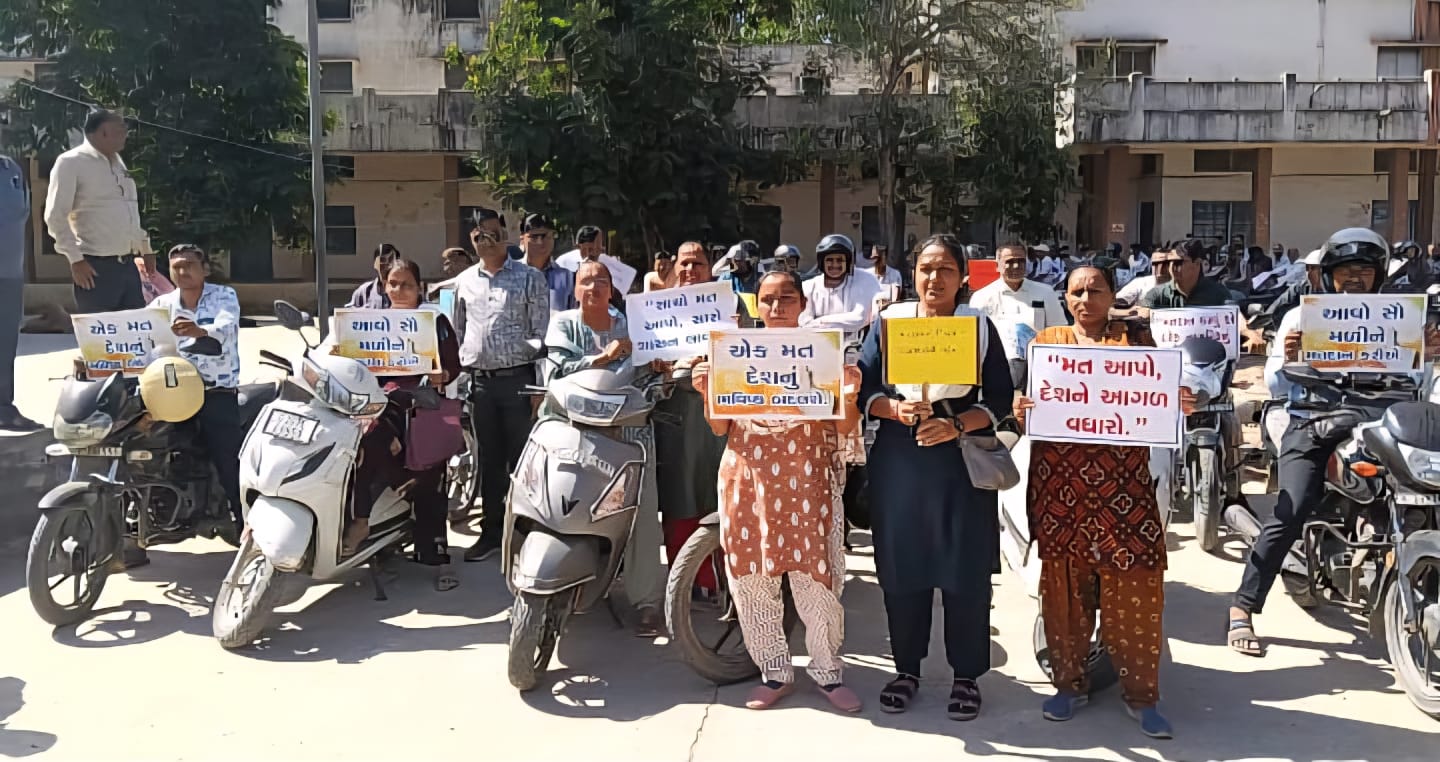 “મતદાર જાગૃતિ માટે કપડવંજમાં ગર્જી ઉઠી બાઇક રેલી: 250થી વધુ શિક્ષકો જોડાયા”