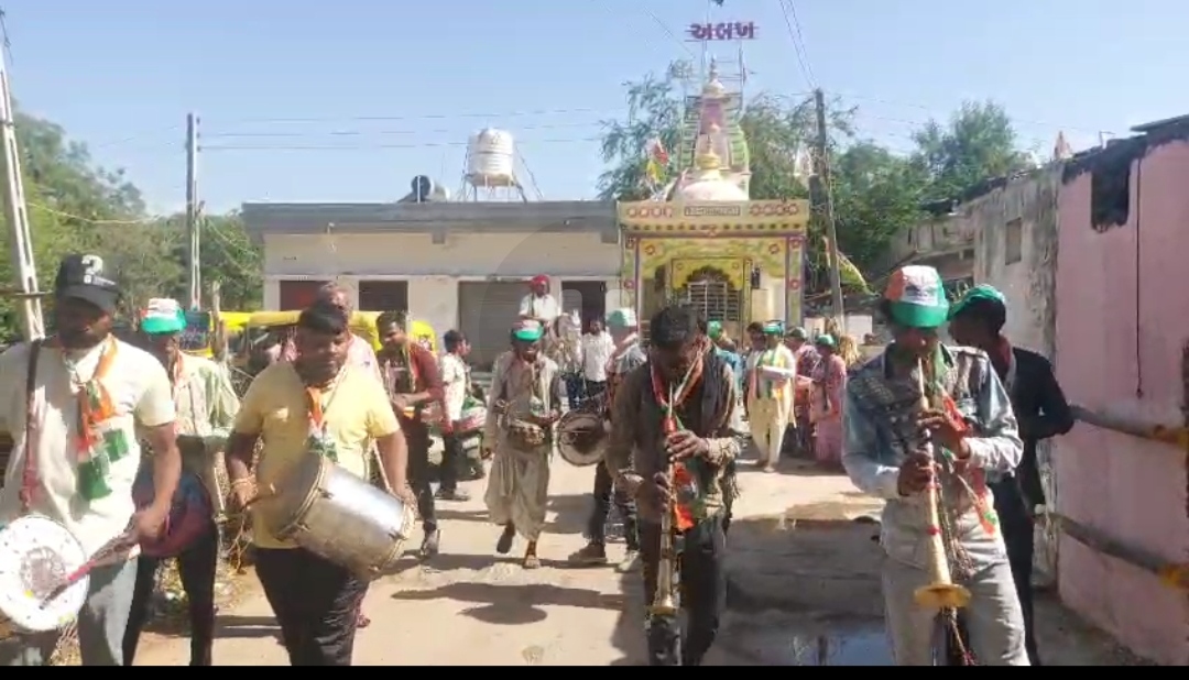 મોડાસા નગરપાલિકા ચૂંટણીમાં ચઢ્યો રંગ: ઢોલ-નગારા સાથે કોંગ્રેસ ઉમેદવારોનો અનોખો પ્રચાર, શહેરમાં વરઘોડા જેવી ઝલક