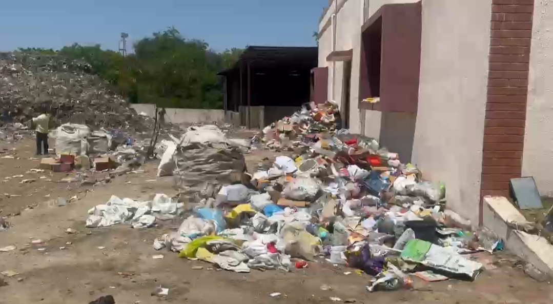 મોડાસા પાલિકાનો અંધેર વહીવટ: ₹1.50 કરોડનો મેરેજ હોલ બિનઉપયોગી હોવાનો ગંભીર આક્ષેપ, બાજુમાં ડમ્પિંગ સાઈડથી રોષ